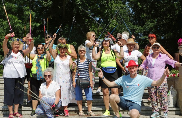 Marsz N W na powitanie lata z Parku Miejskiego (zbiórka na scenie, przy stawie) – Park Miejski - Las Komunalny (wschodnią i południową częścią szlaku czerwonego N W) – ul. Zielona – Wielkie Jezioro Rudnickie - „Ognisko i spotkanie integracyjne U KASI I ANDRZEJA