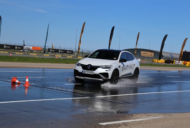 Jadąc samochodem osobowym z prędkością 50 km/h po mokrej, śliskiej nawierzchni, potrzeba około 50 metrów na całkowite zatrzymanie auta.