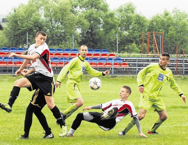 Piłkarze Łososia (seledynowe stroje) nie dali szans sądeczanom