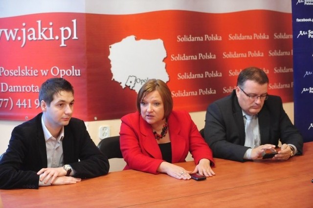 Posłowie Solidarnej Polski: Patryk Jaki, Beata Kempa i Andrzej Dera podczas konferencji prasowej w Opolu.