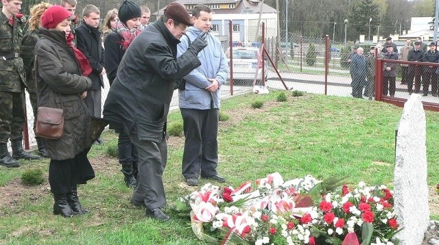 Hołd pamięci porucznika Leona Postawki podczas uroczystości na dziedzińcu kazimierskiego gimnazjum złożyła także rodzina oficera zamordowanego w Katyniu.