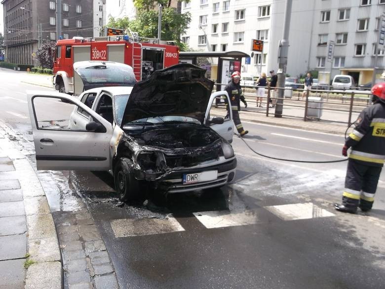 Wrocław: Auto w płomieniach na skrzyżowaniu Pomorskiej i Dubois (FILM, ZDJĘCIA)