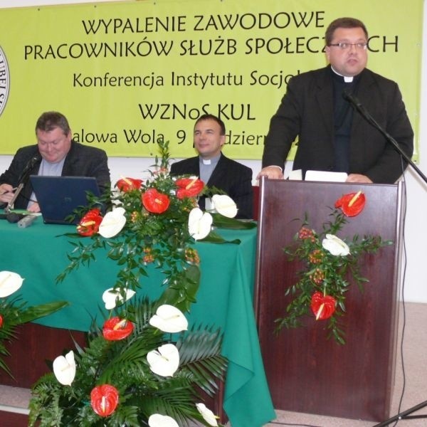 Ks. dr Roman Sieroń na konferencji w Stalowej Woli.