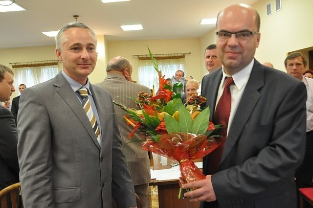 Dariusza Jędrzejczyka (z prawej) przedstawił radnym koneckim burmistrz Michał Cichocki
