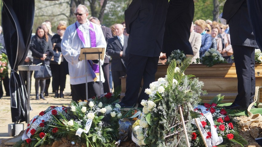 Cisza we łzach. Pogrzeb Norberta Małolepszego, radnego PiS z...