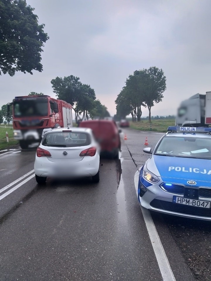 Wypadek na skrzyżowaniu dróg Zambrów - Mężenin. Zderzyły się cztery samochody, trzy osoby trafiły do szpitala (zdjęcia)