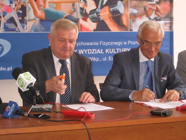 Tadeusz Jędrzejczak i Jerzy Smorawiński w trakcie podpisywania umowy