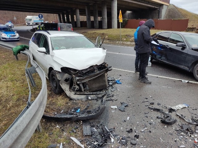 To skutki niedzielnego wypadku w Klęczkowie na drodze nr 55 spowodowanego przez 26-letniego kierowcę mercedesa. Rany odniosły cztery osoby