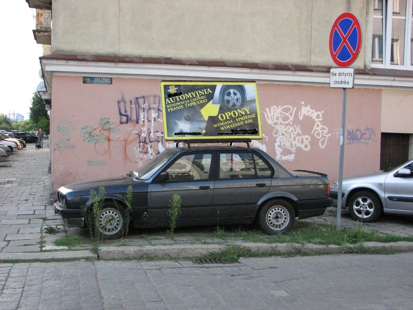 Samochód-reklama zalegający przy ul. Brązowej