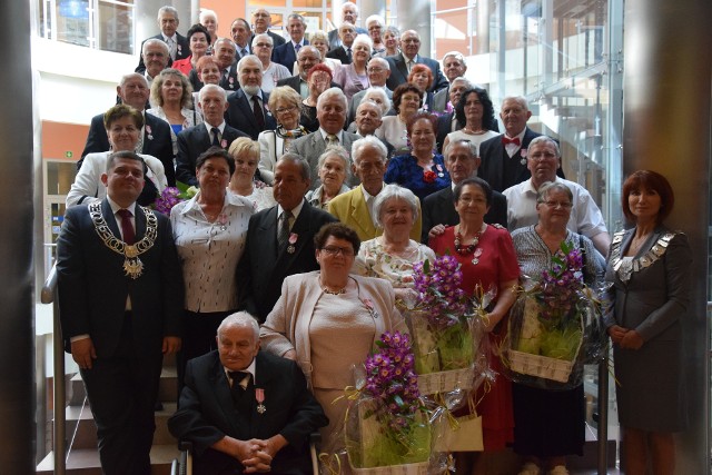 W sobotę 3 czerwca w bibliotece wojewódzkiej w Gorzowie 24 pary małżeńskie obchodziły jubileusz małżeństwa. Jak parom udaje się przeżyć ze sobą co najmniej pół wieku?- Trzeba się kochać – odpowiada z uśmiechem pani Józefa Jędraszczyk. Ze swoim mężem, panem Edmundem, przeżyła już wspólnie 61 lat.- Oni nigdy się ze sobą nie kłócą – mówi Anna Kotecka, córka panna Jędraszczyków.- Poznaliśmy się na dancingu w Casablance – mówi pan Edmund. Rodzina wspomina z uśmiechem, że pani Józefa tak mu się spodobała, że musiał cały tydzień szukać jej po mieście.A jaką receptę na długotrwały związek mają Jadwiga i Stanisław Susmendowie? – Trzeba po prostu żyć i przymykać oczy. A z wiekiem to wybacza się coraz więcej – mówią. Oni z kolei świętowali jubileusz 50-lecia małżeństwa. Wraz z nimi co najmniej półwiecze wspólnego życi obchodziły 24 pary (każda z nich dostała medal za długoletnie pożycie małżeńskie). Gdy policzymy, jak długo są one ze sobą, wychodzi 1.229 lat! Jubileusz 61 lat małżeństwa obchodzą państwo:- Józefa i Edmund JędraszczykowieJubileusz 57 lat małżeństwa:- Krystyna i Michał SielużyccyJubileusz 51 lat małżeństwa:- Janina i Alfred Doktór- Maria i Józef Głuszek- Halina i Henryk Herman- Daniela i Władysław Kolej- Danuta i Andrzej Kowalczykowie- Wacława i Emil Porszt- Alicja i Wojciech Skubiato- Alina i Michał Stefaniakowie- Zofia i Jan Stokłosa- Urszula i Wiesław Wiechczyńscy- Helena i Stanisław WołoszynowieJubileusz 50 lat małżeństwa:- Danuta i Jerzy Andrałojć- Zofia i Krzysztof Bilińscy- Irena i Czesław Fąferek- Jadwiga i Jan Guzińscy- Maria i Czesław Halla- Danuta i Michał Kobelakowie- Elżbieta i Józef Kowalczykowie- Danuta i Zygmunt Mak- Teresa i Władysław Osowscy- Jadwiga i Stanisław Susmenda- Janina i Stanisław WiśniewscyZobacz też: Co najbardziej irytuje partnerów będących w wieloletnim związku?Dzień Dobry TVN