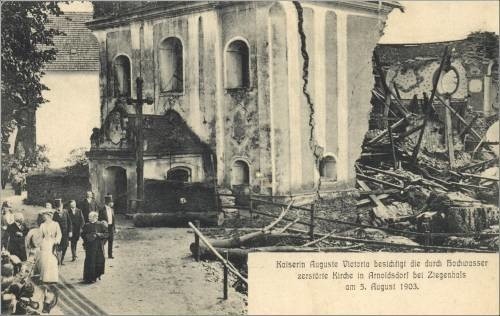 Zawalony częściowo kościół w Jarnołtówku w czasie wizyty...