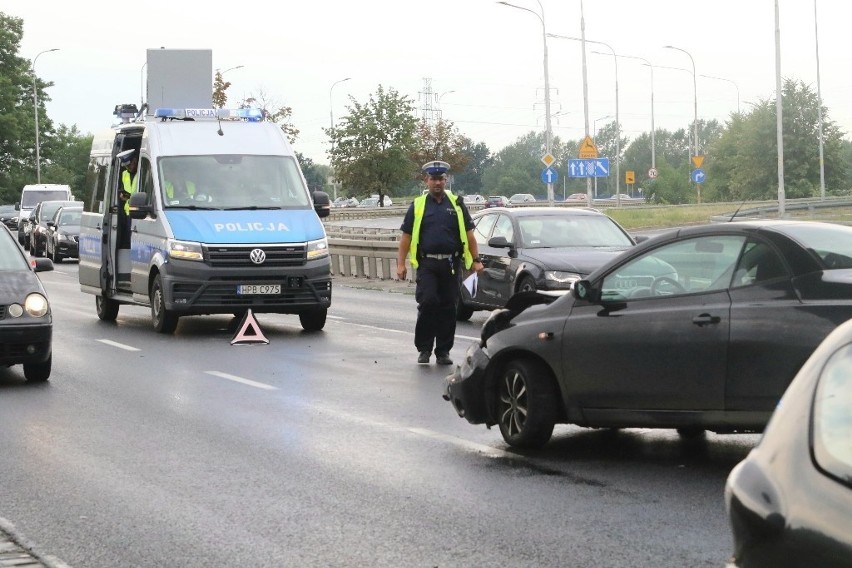 Wypadek na al. Sobieskiego we Wrocławiu. Samochód roztrzaskał się o bariery energochłonne [ZDJĘCIA]