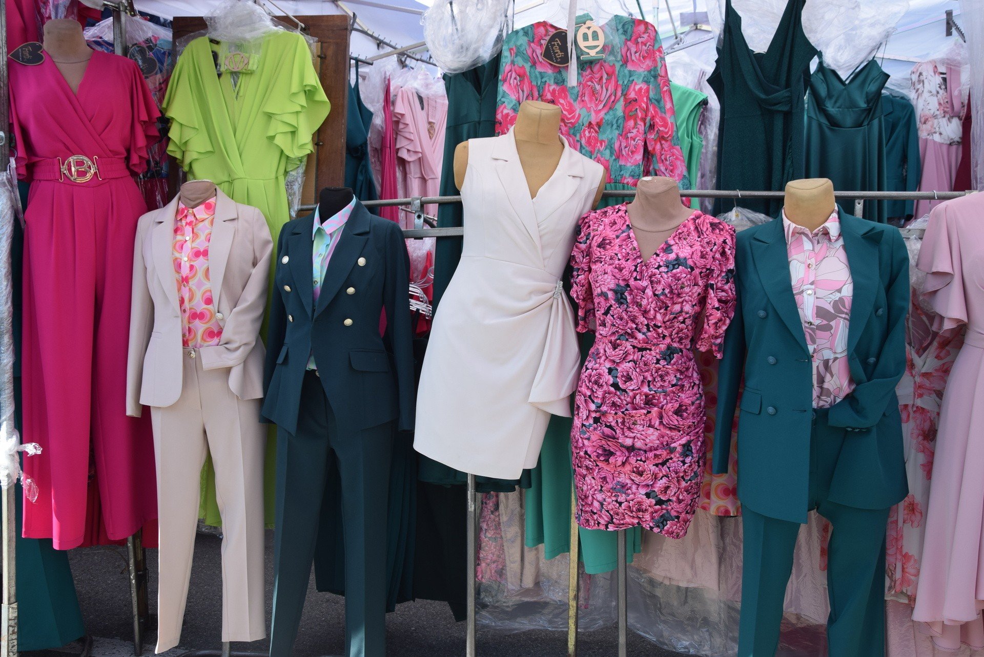 Takie ubrania dla dorosłych i dzieci kupisz dzisiaj na targowisku przy ul.  Dworaka w Rzeszowie [ZDJĘCIA] | Nowiny