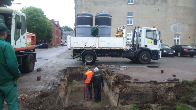 Montaż jednego z gniazd przy ulicy Szkolnej