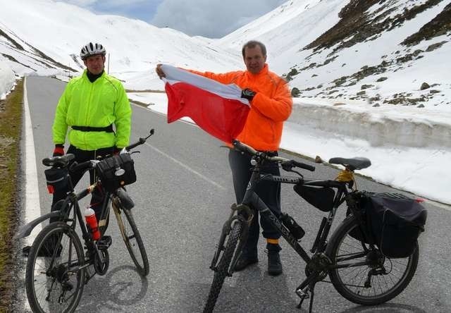 Maciej Szramka (z prawej) wraz ze swoim bratem Michałem podczas jednej z poprzednich wypraw rowerowych - w okolicach znanego austriackiego kurortu Soelden oraz przełęczy Timelschochn
