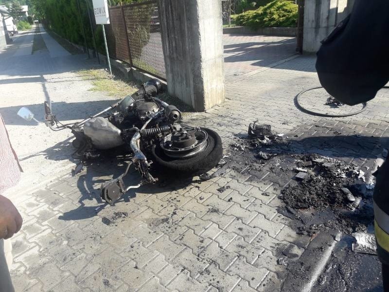 Gołkowice Górne pożar motocykla. Strażacy gasili go w maskach tlenowych
