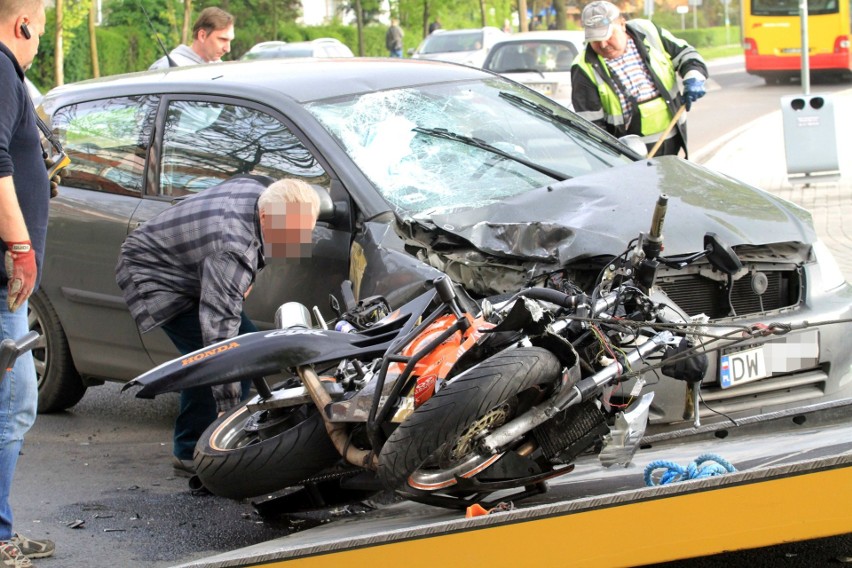 Wypadek na Borowskiej. Motocyklista w ciężkim stanie 