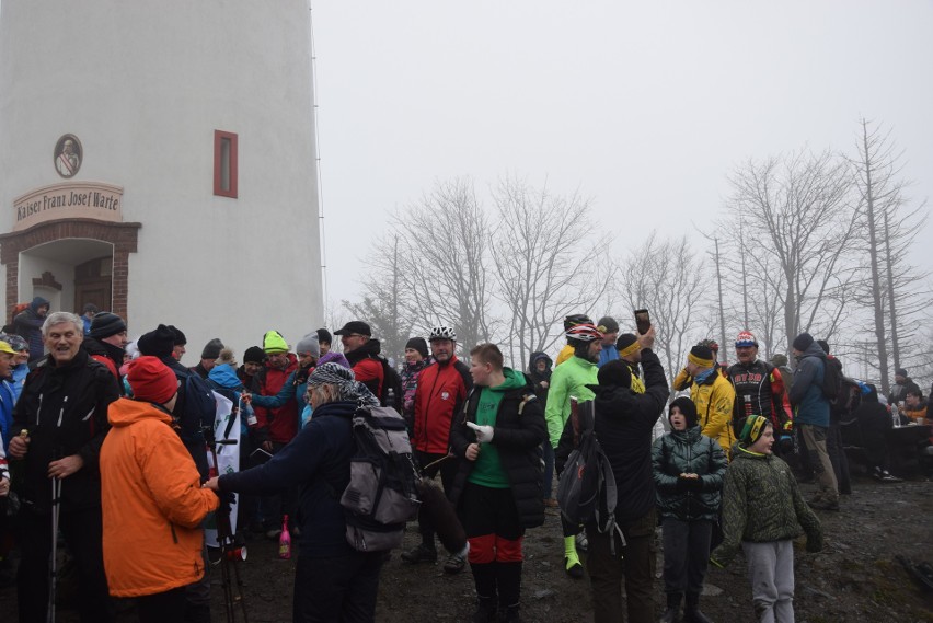 Turyści witali Nowy Rok z najwyższego szczytu Opolszczyzny. Tym razem we mgle
