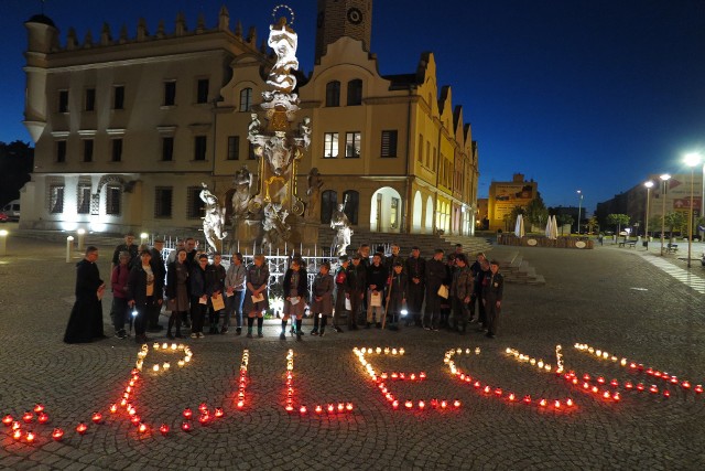 Napisy z nazwiskiem Witolda Pileckiego i symbolem Polski Walczącej od kilku lat są tworzone na rynku w Głubczycach. Teraz inicjatywa podejmowana jest również w innych miastach.