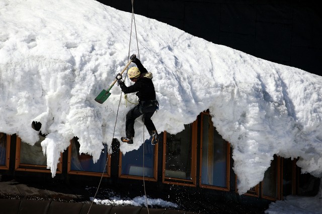 12 marca 2009 roku pod naporem śniegu, szadzi i huraganowego wiatru na ścianach Wysokogórskiego Obserwatorium Meteorologicznego na Śnieżce pękł jeden z elementów budowli.