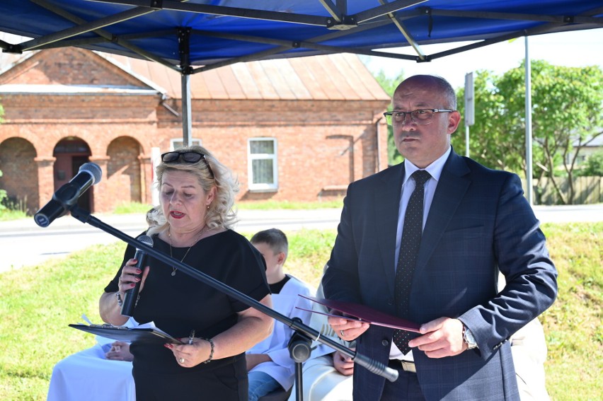 Przybyłych na uroczystość gości przywitali burmistrz Rafał...