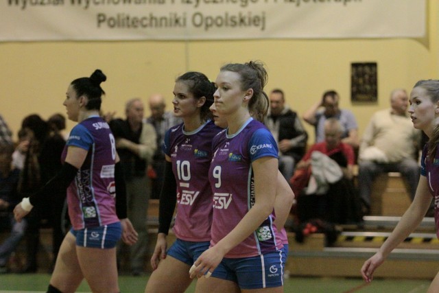 Wyróżniające się w starciu z drużyną z Kalisza zawodniczki AZS-u: Patrycja Gądek (z lewej) i Marta Duda.