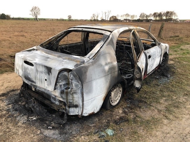 Auto spłonęło na drodze między miejscowościami Żarowo i Lubowo
