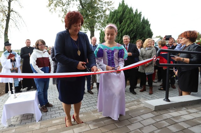 Podczas uroczystego otwarcia biblioteki w Pasztowej Woli obecni byli liczni goście, wśród których znaleźli się reprezentanci władz lokalnych, krajowych. Były liczne przemówienia i podziękowania, występy artystyczne i smaczny poczęstunek.