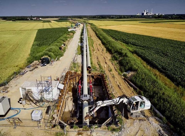 Budowany gazociąg przebiega przez tereny rolne i działki gruntowe.
