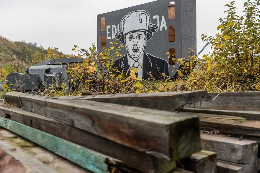 Minister edukacji w garnku na głowie. Nowy mural Mariusza...