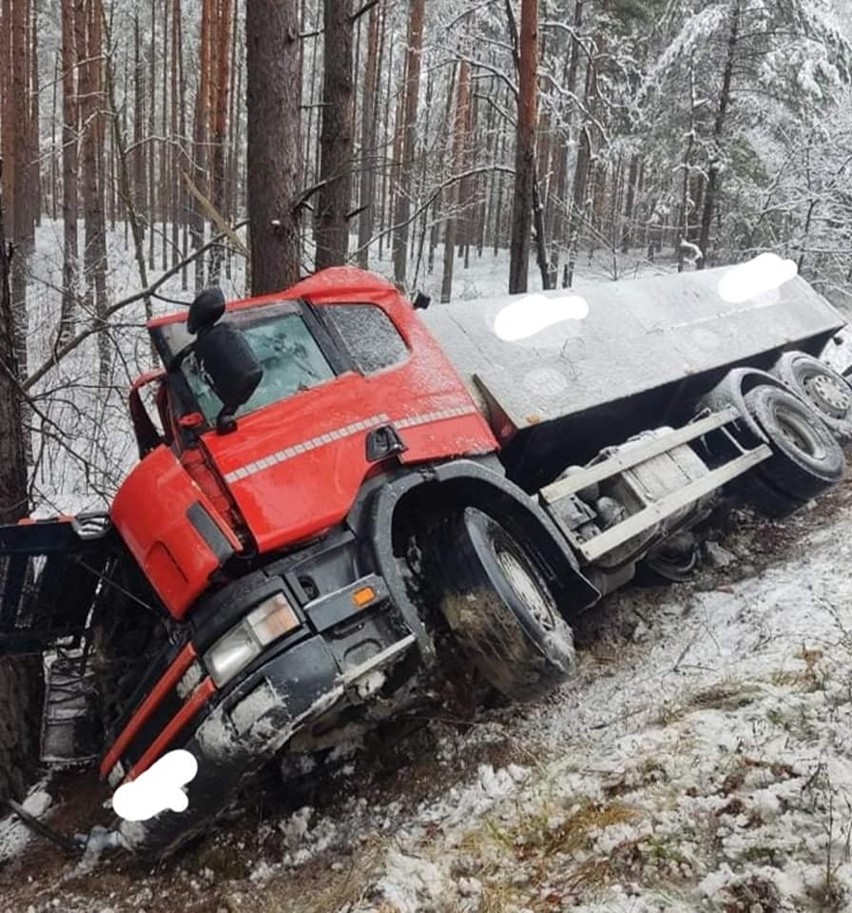 Pierwszy śnieg i są skutki. Wypadek w gminie Baranowo. Auto wypadło z drogi. 27.11.2021. Zdjęcia