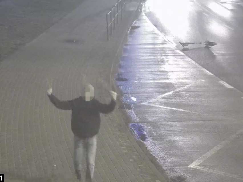 Nocny spacer wandala w centrum Bydgoszczy. Uszkodził samochód i wyrzucił hulajnogę na ulicę [zdjęcia]