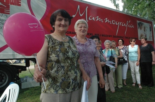 Kolejka przed mammobusem w Oleśnie