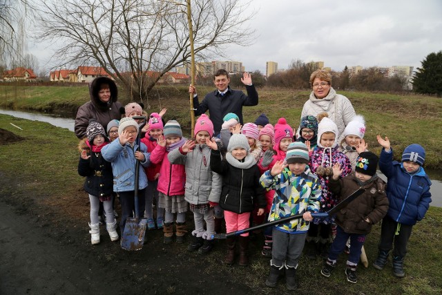W parku Antoniuk w Białymstoku prezydent i przedszkolaki sadzili wierzby na wiosnę