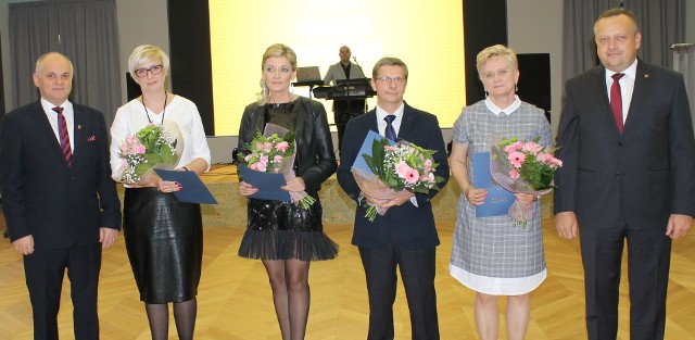 Nagrodzeni: Anna Matuszak (na zdjęciu pierwsza od lewej),   Beata Wiśniewska, Jarosław Rutkowski i Małgorzata Taczyńska oraz  burmistrz Leszek Kawski i zastępca Wojciech Bereza 