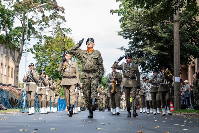 W sobotę, 11 września Czarna Dywizja zaprosiła gości na uroczysty apel i defiladę. Przy okazji tego wydarzenia można brać udział w wojskowym pikniku rodzinnym. Zobaczcie zdjęcia.