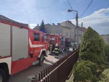 Niebezpieczny pożar domu pod Krakowem. Cały budynek był zadymiony. Rodzina uciekła na balkon 