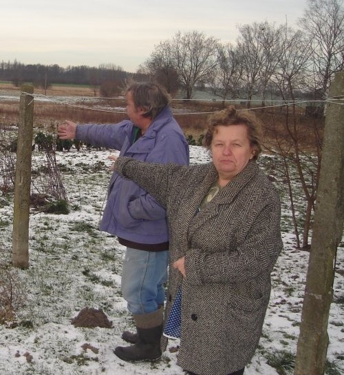 Pani Łucja i pan Mieczysław pokazują swoją działkę. Od 4 lat nie mogą jej użytkować, bo zabrania im tego sąsiadka z pobliskiego bloku.