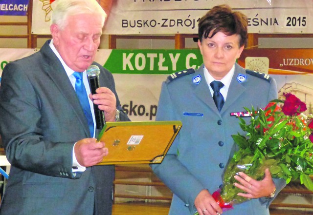 Generał Włodzimierz Ciaś jak na dżentelmena przystało obsypał kwiatami Marzenę Piórkowską, nową komendant buskiej policji.