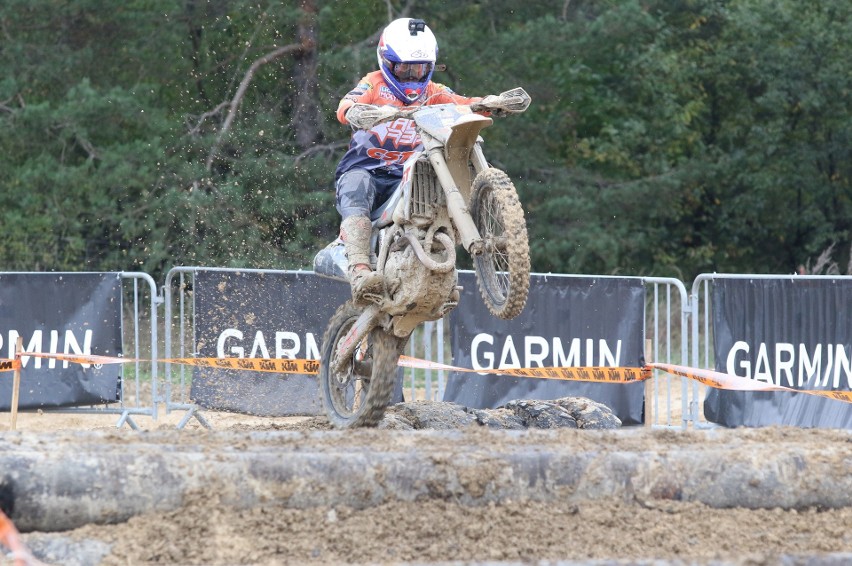 Niezwykle widowiskowy wielki finał Enduro Ligi na torze w Dębskiej Woli. Ponad 80 zawodników walczyło o trening z Błażusiakiem [ZDJĘCIA]