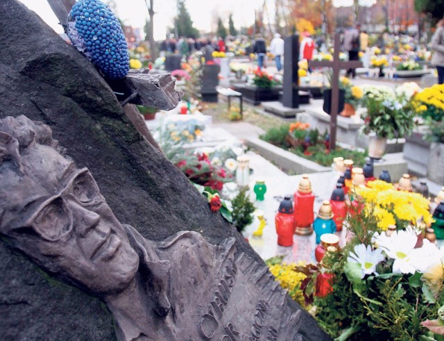 Grób Zbyszka Cybulskiego na cmentarzu przy ulicy Sienkiewicza