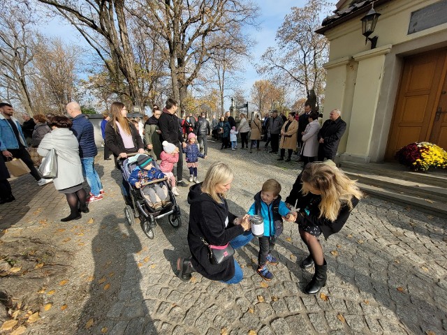 Datki na ratowanie zabytkowych nagrobków na cmentarzu w Wieliczce zbierało tym razem aż ponad 150 wolontariuszy. Mieszkańcy nie zawiedli. Zgromadzono blisko 20 tys. zł
