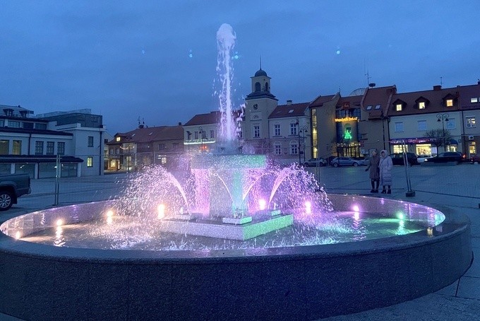 Łomża. Makieta przedwojennego Starego Rynku stanęła w sercu miasta. Rynek nabiera blasku