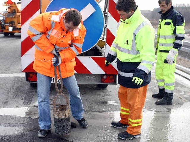 Inspektorzy GDDKiA sprawdzają autostradęPobieranie próbek z asfaltu.