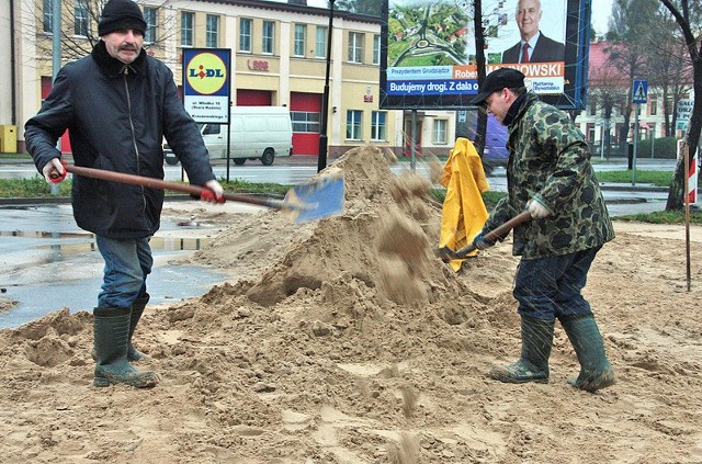 Na razie podsypka z piachu, a na niej instalacje i tafla lodowiska. Poczekajmy do 6 grudnia, by się poślizgać