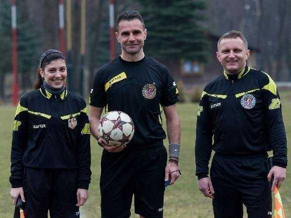 Mariusz Złotek (w środku) poprowadzi sobotni mecz ekstraklasy Korony Kielce z Pogonią Szczecin.