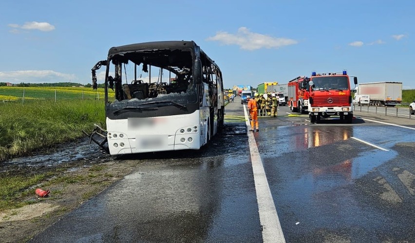 Autobus, który spłonął na autostradzie miał nyskie numery...