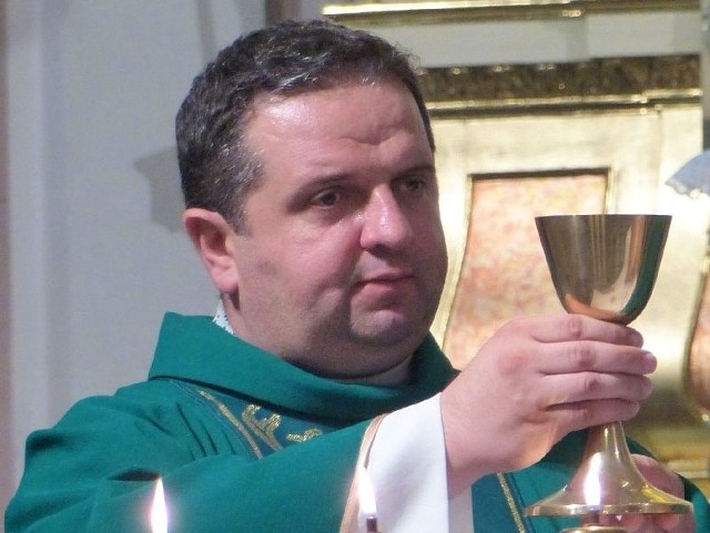 Ksiądz Robert Szewczyk podczas pożegnalnego nabożeństwa w Suchedniowie.