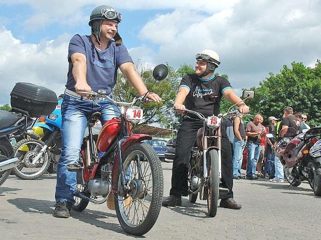 Z myślą o nastolatkach - ale nie tylko -  grudziądzka delegatura Automobilklubu Toruńskiego organizuje imprezę „Wakacje z motorem”.  Kierowcy będą mogli sprawdzić swoje umiejętności w jeździe sprawnościowej na motorowerach oraz motocyklach. Wybrany zostanie także najładniejszy jednoślad imprezy. Motoryzacyjne spotkanie zaplanowano na 7 sierpnia, na parkingu przy targowisku  miejskim od strony ul. Sienkiewicza. Rejestracja zawodników w g.  9.30-10.30. Konkurencje od g. 11. Wpisowe  wynosi 20 zł za pojazd o pojemności do 50 ccm i 30 zł za pojazd z większym silnikiem.