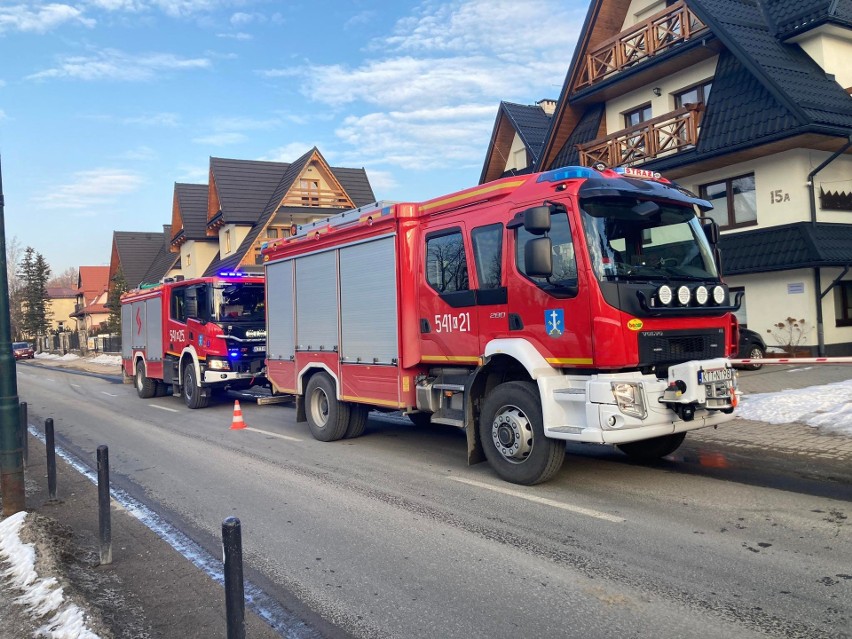 Zakopane. Dziwny wypadek. Na prostej drodze zderzyły się dwa auta. Jedno wylądowało na boku 